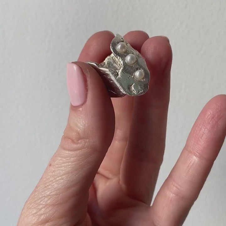 SANDVIKA // Ring mit 3 kleinen Süßwasserperlen