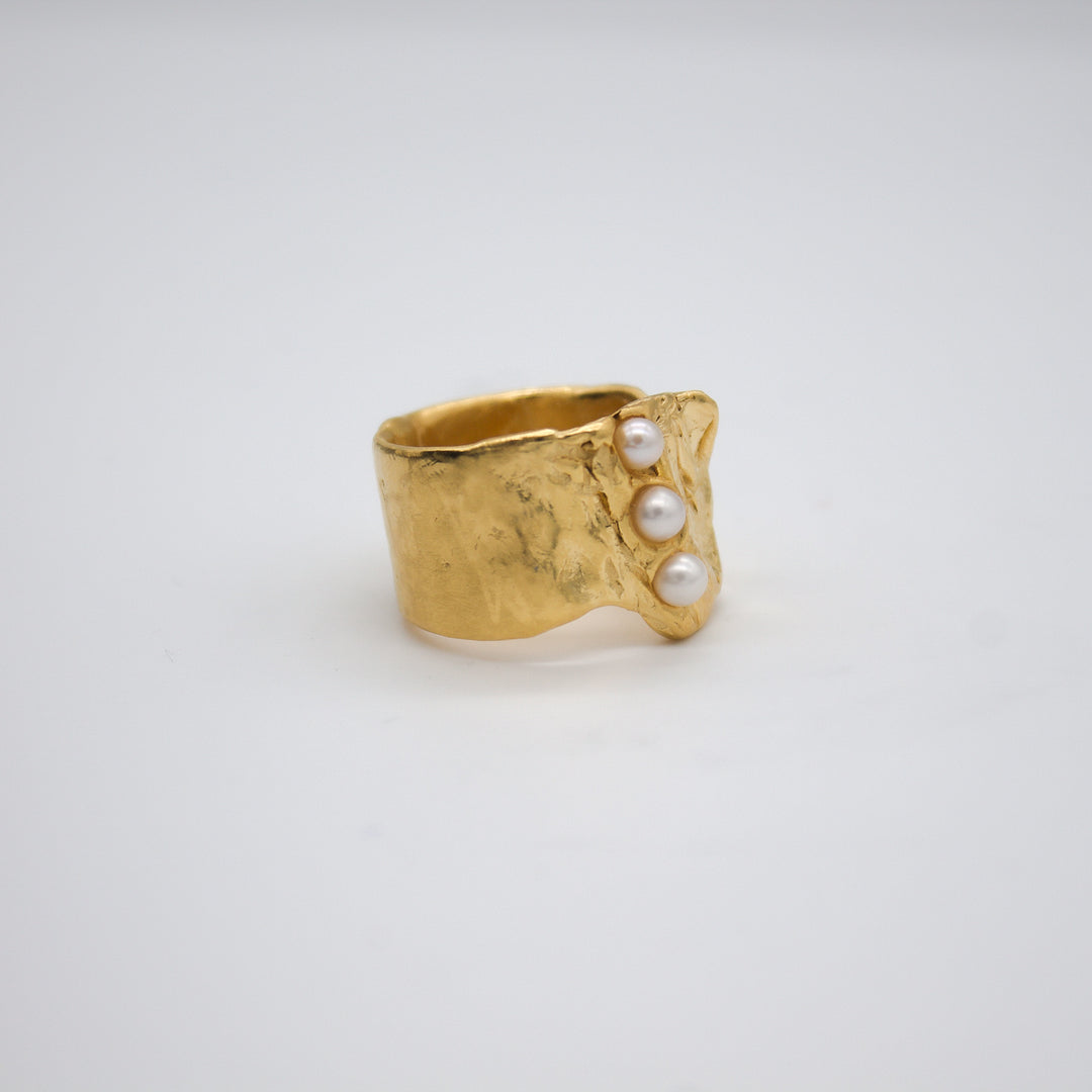 ANGVIKA // Ring mit 3 kleinen Süßwasserperlen