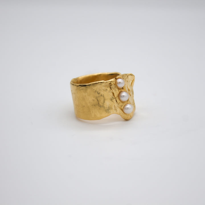 ANGVIKA // Ring mit 3 kleinen Süßwasserperlen