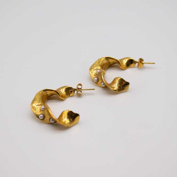 YSET // Silver hoop earrings with 6 small freshwater pearls