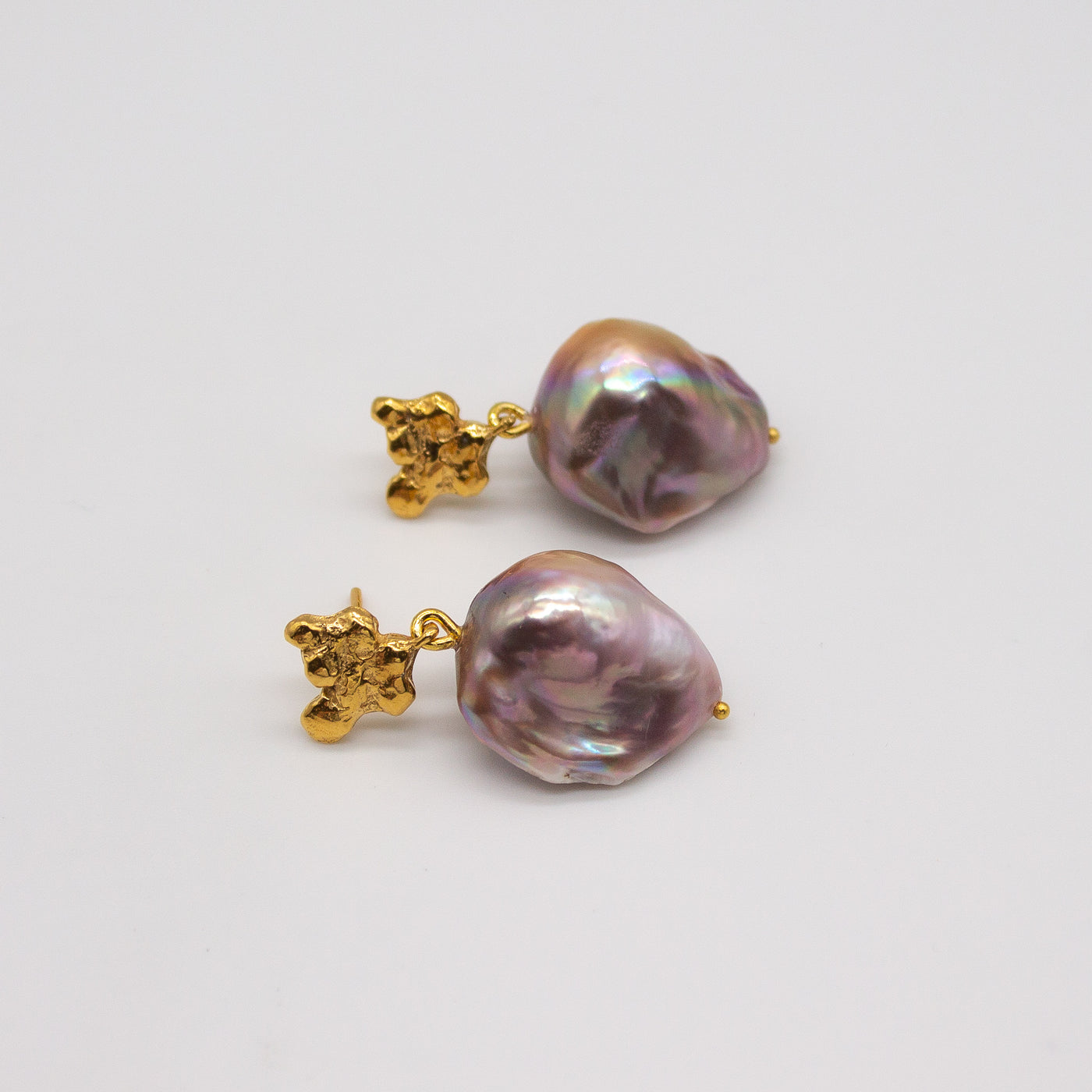 MARIENLUND // Gold-plated earrings with peach-colored baroque Fireball pearls