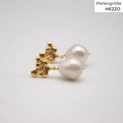 FJELLSTRAND // Ear studs with baroque pearls 