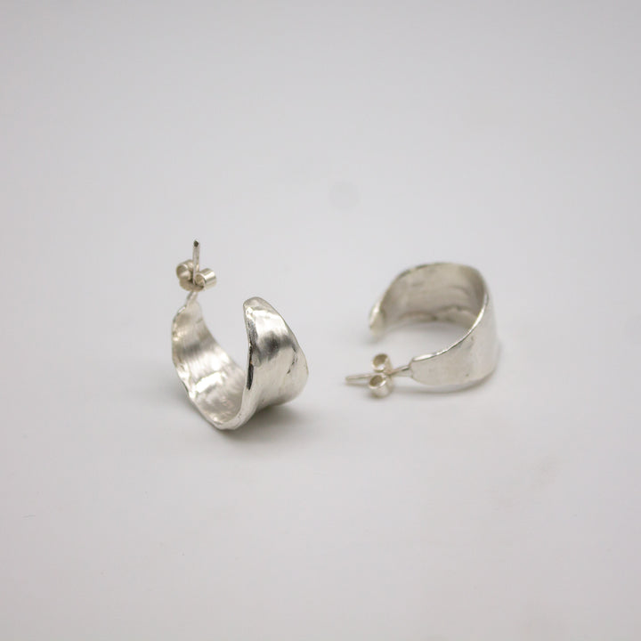 ELMELUND Small // Statement Creolen Silber