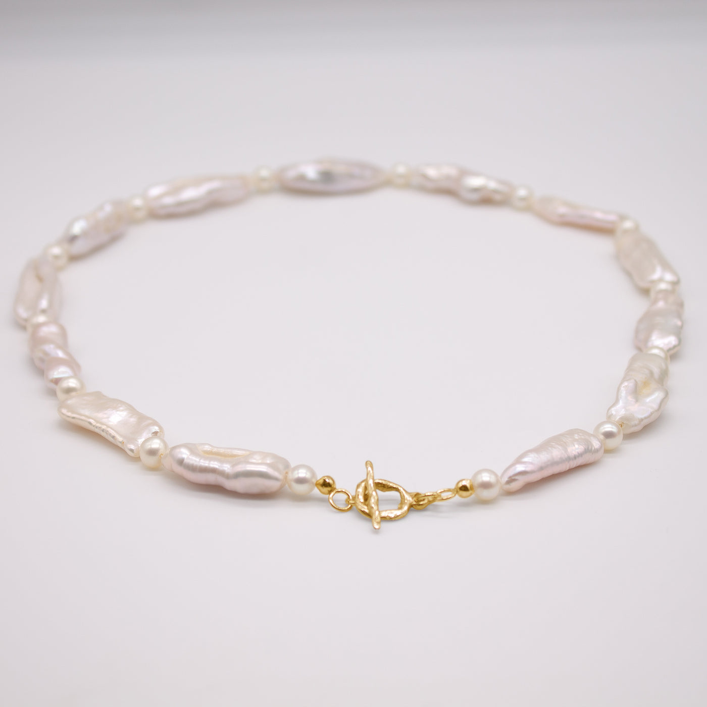 KERTEMINDE // Necklace with elongated &amp; round freshwater pearls clasp silver