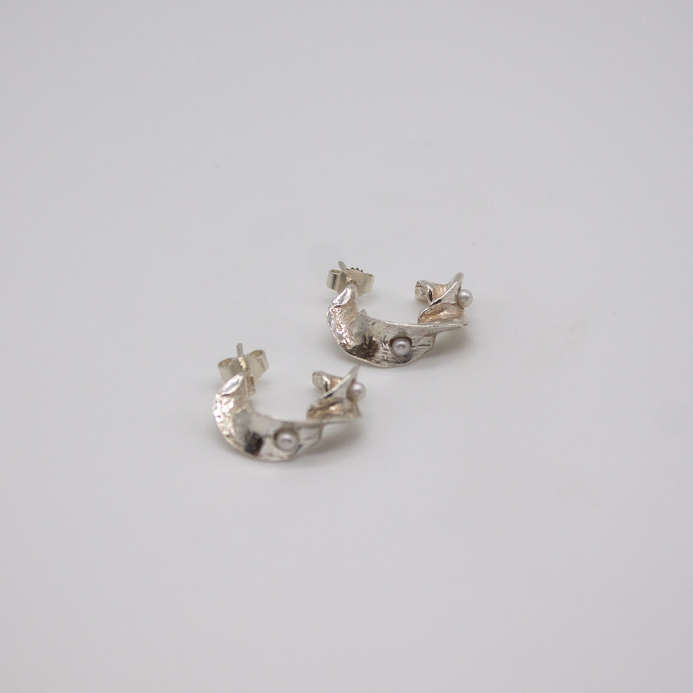 LYKKJA // Hoop earrings made of fine silver with 2 delicate freshwater pearls