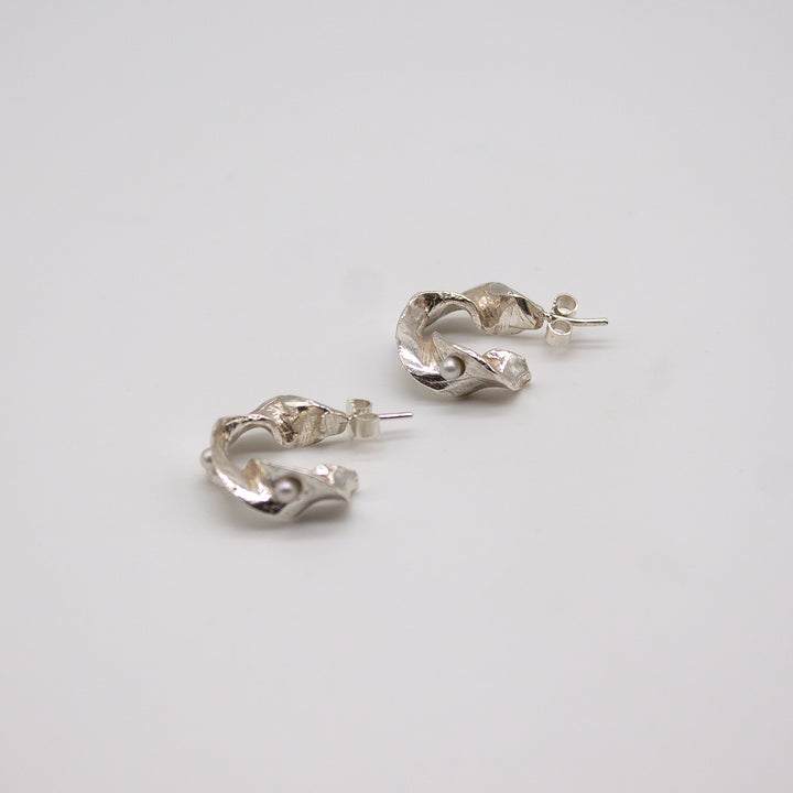 LYKKJA // Hoop earrings gold-plated with 2 delicate freshwater pearls