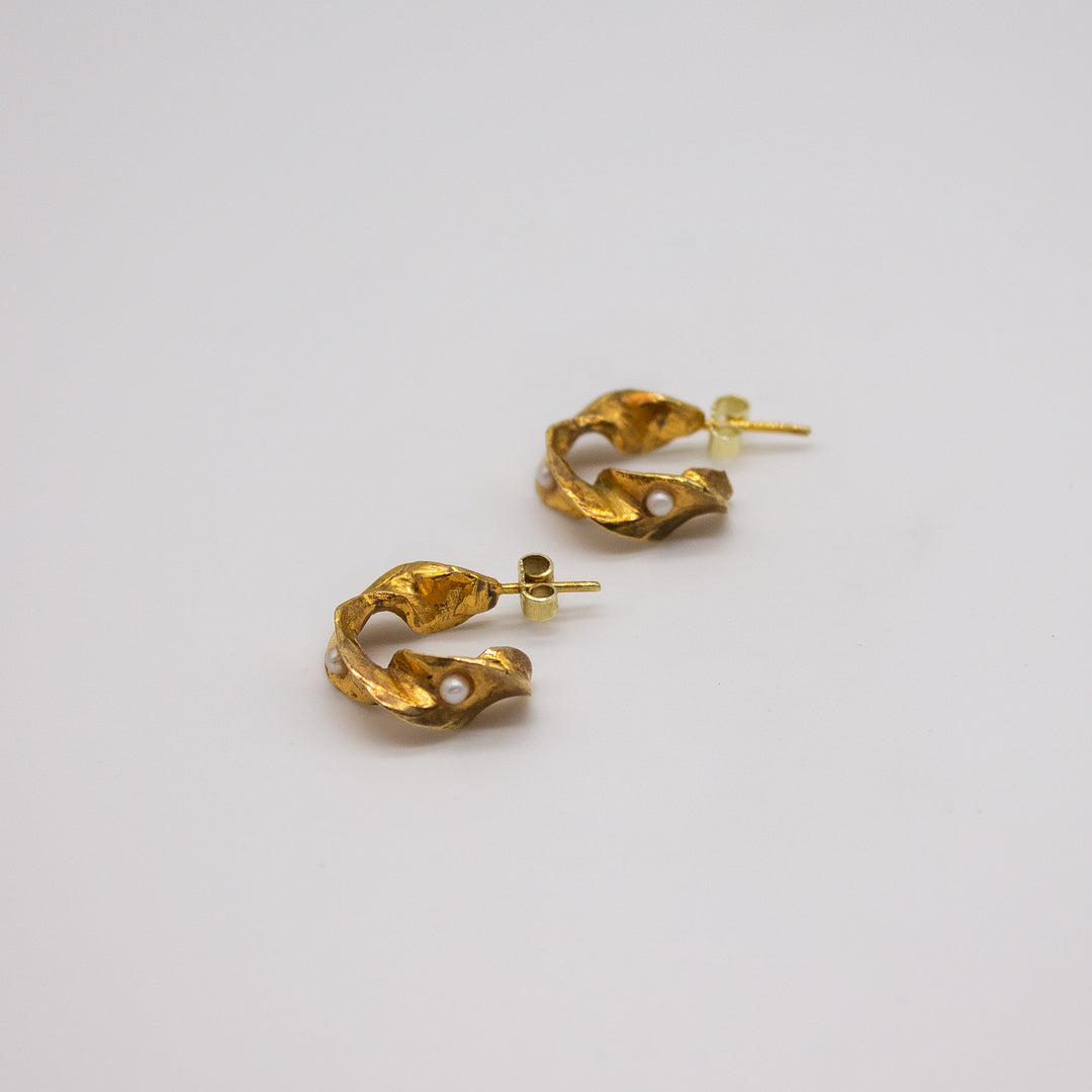 LYKKJA // Hoop earrings gold-plated with 2 delicate freshwater pearls