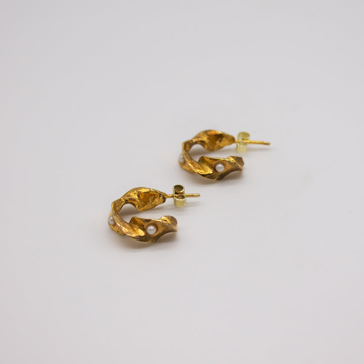 LYKKJA // Hoop earrings gold-plated with 2 delicate freshwater pearls