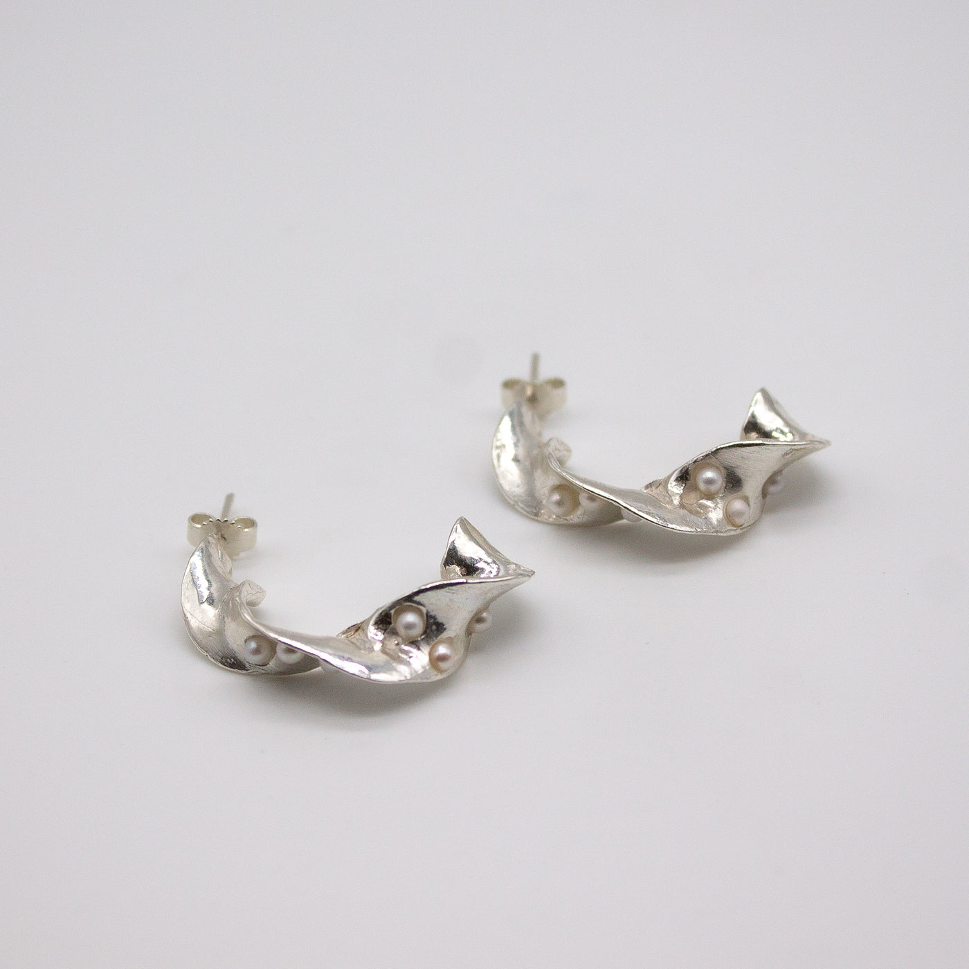 YSET // Hoop earrings made of fine silver with 6 small freshwater pearls