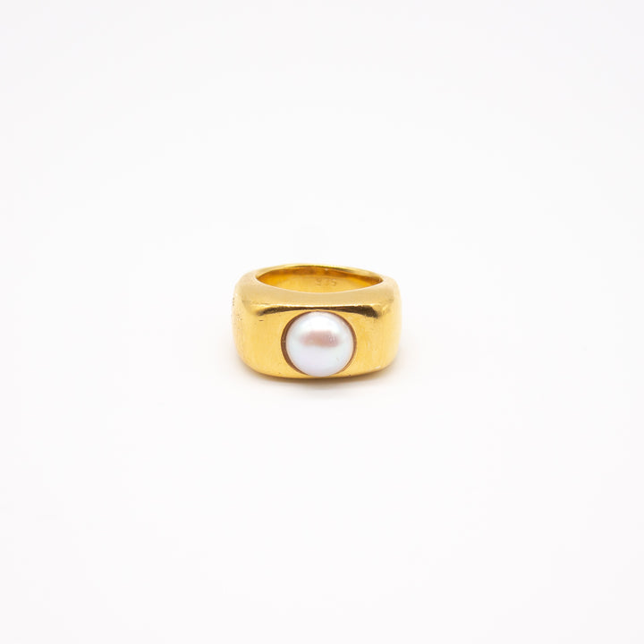 ANGVIKA // Fine silver ring with 3 small freshwater pearls