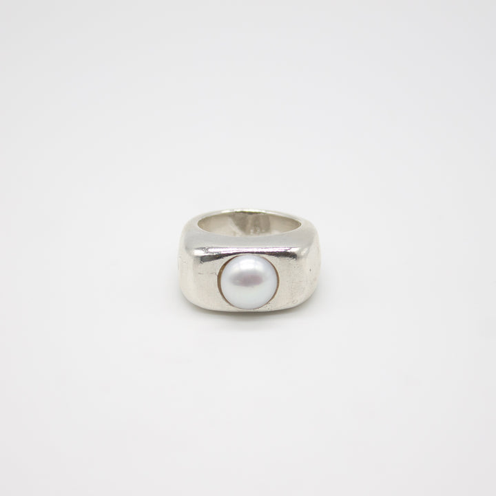 ANGVIKA // Fine silver ring with 3 small freshwater pearls