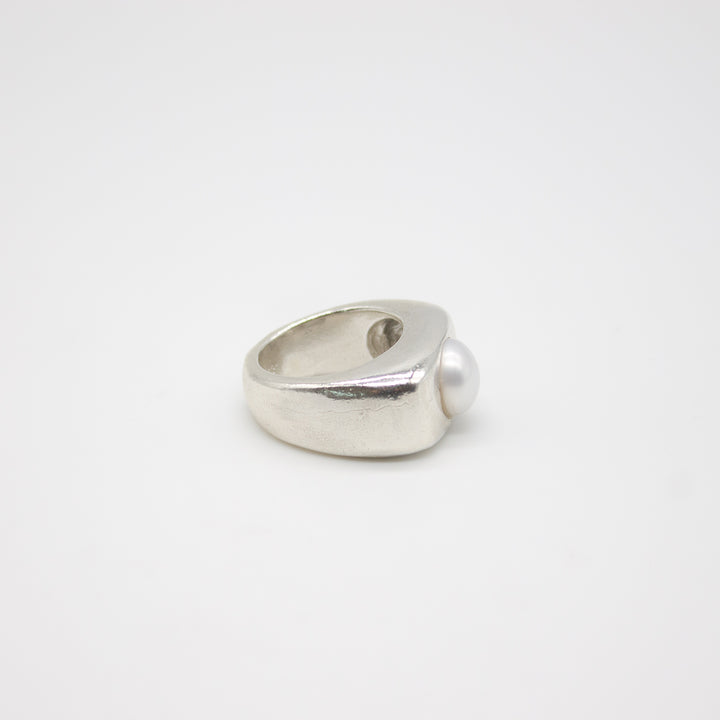 ANGVIKA // Fine silver ring with 3 small freshwater pearls