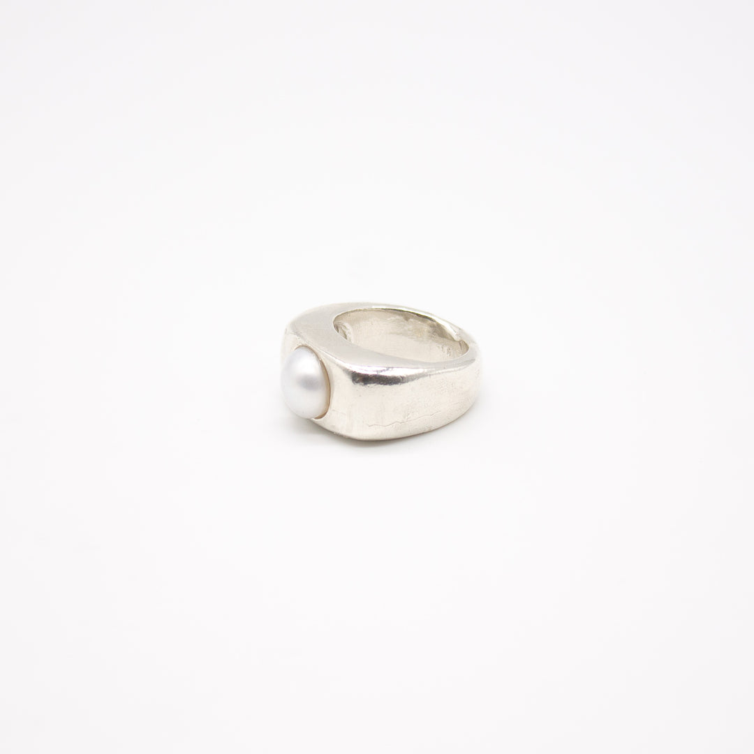 ANGVIKA // Fine silver ring with 3 small freshwater pearls