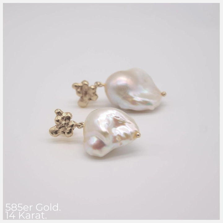 FJELLSTRAND 585 GOLD (14k) // Ear studs with baroque pearls