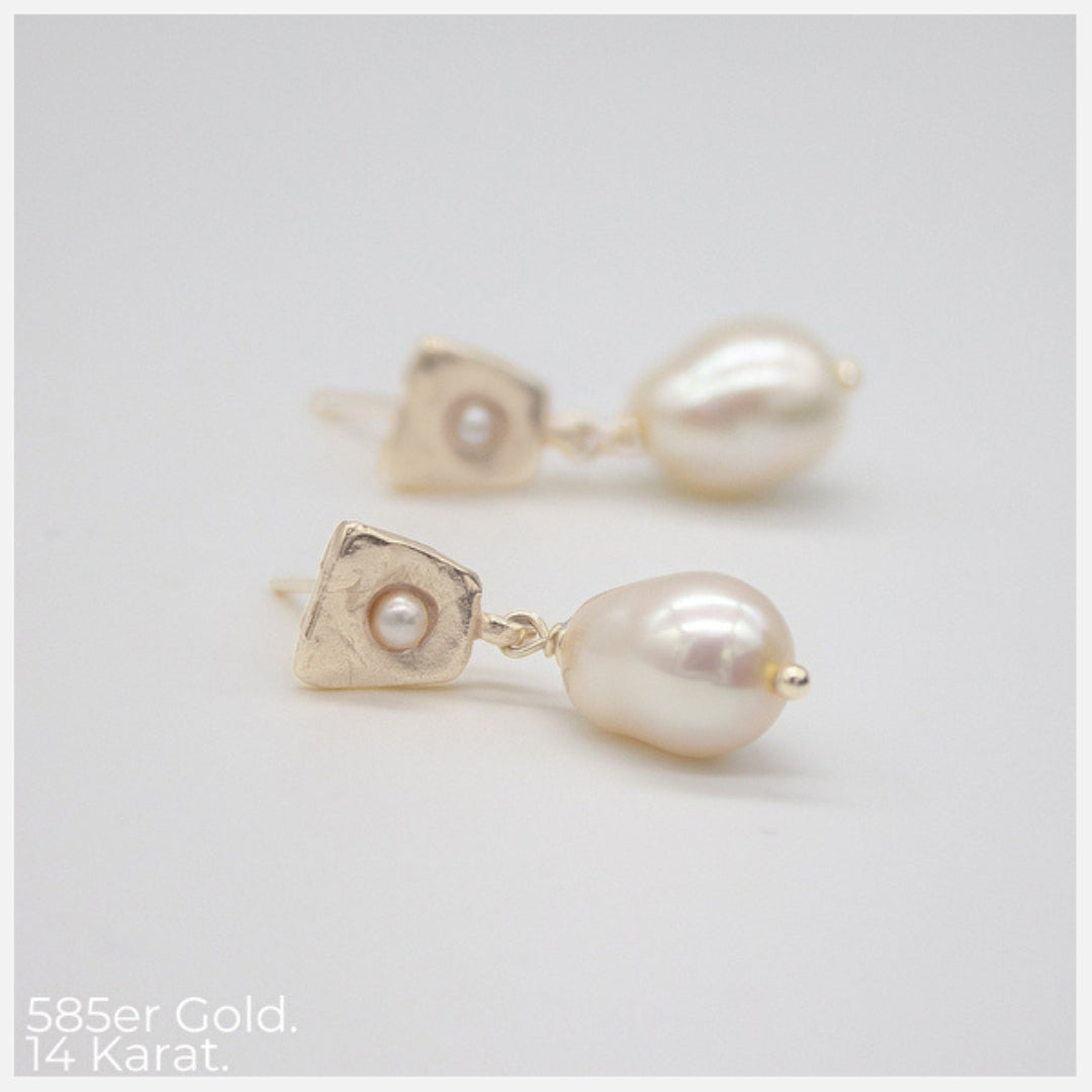 Bridal jewelry FALKEVIKA 585 GOLD (14k) // Ear studs with delicate baroque pearls