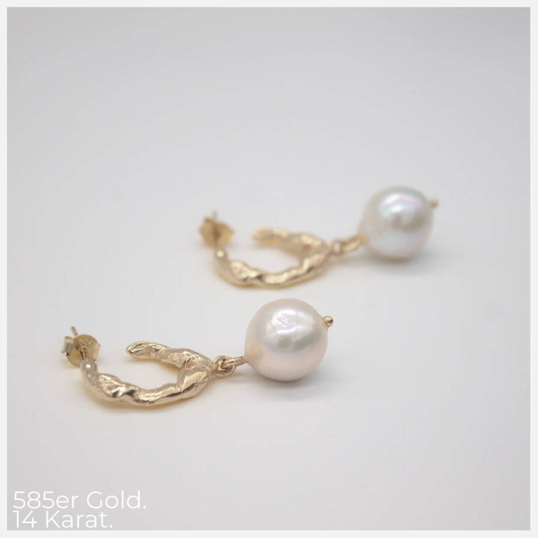 Bridal jewelry SORVIKA 585 GOLD (14k) // Hoop earrings with baroque pearl
