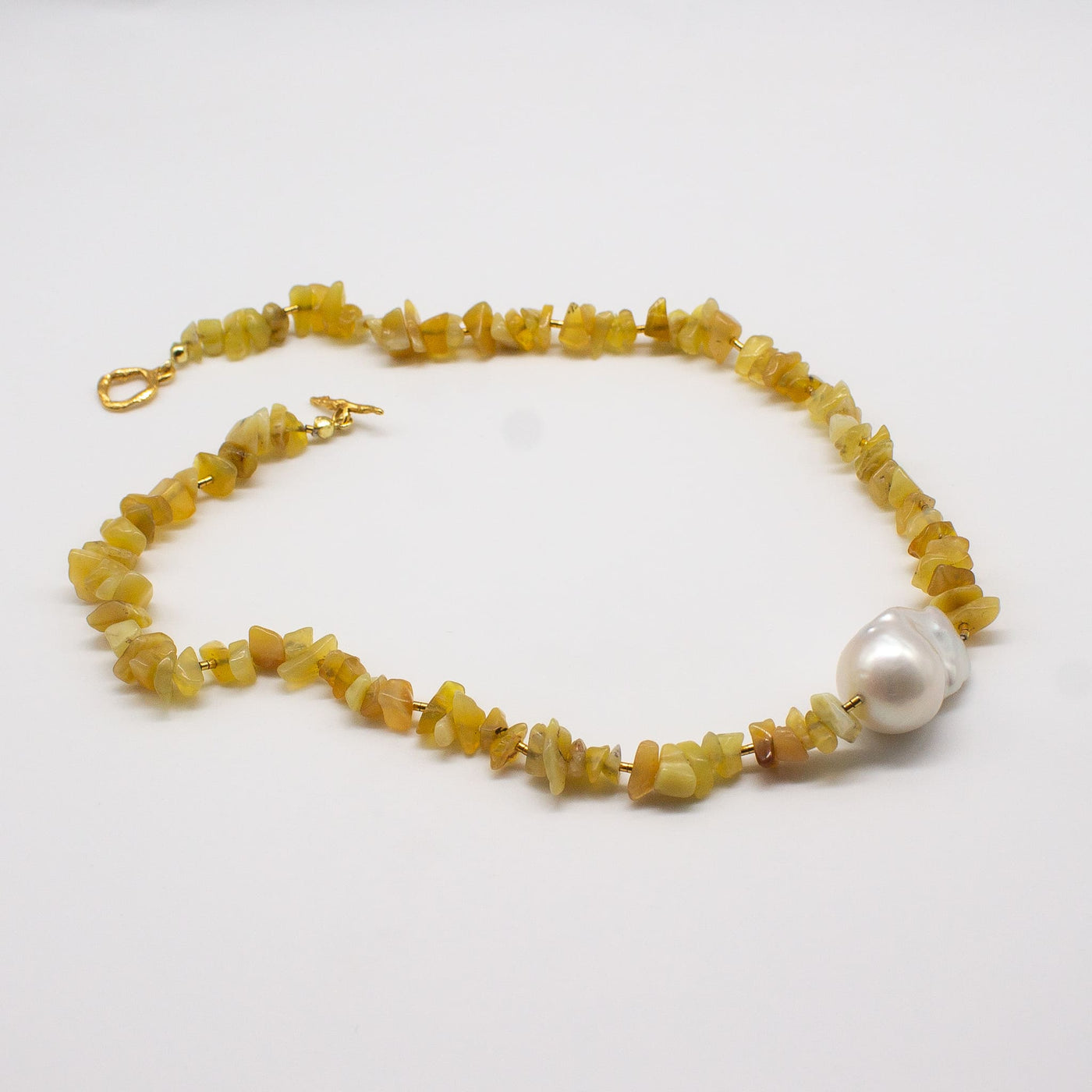 KERTEMINDE // Necklace with elongated &amp; round freshwater pearls clasp in gold plating