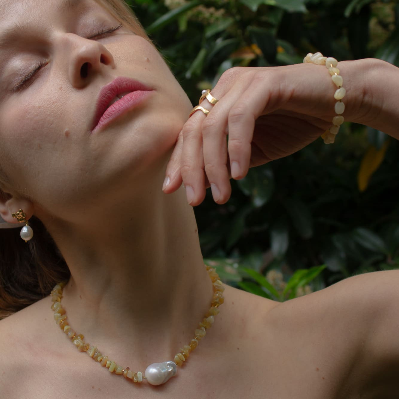 KERTEMINDE // Necklace with elongated &amp; round freshwater pearls clasp in gold plating