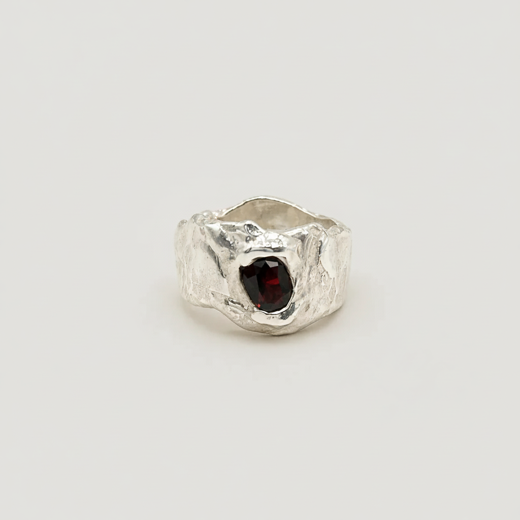 GJØVIK // Ring mit rotem Granatedelstein