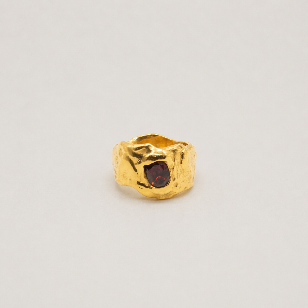 GJØVIK // Ring mit rotem Granatedelstein