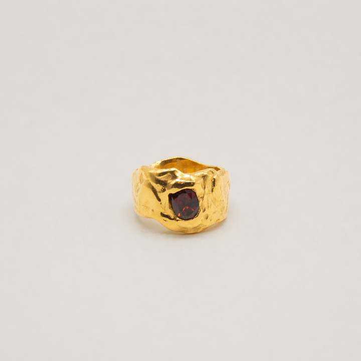 GJØVIK // Ring mit rotem Granatedelstein