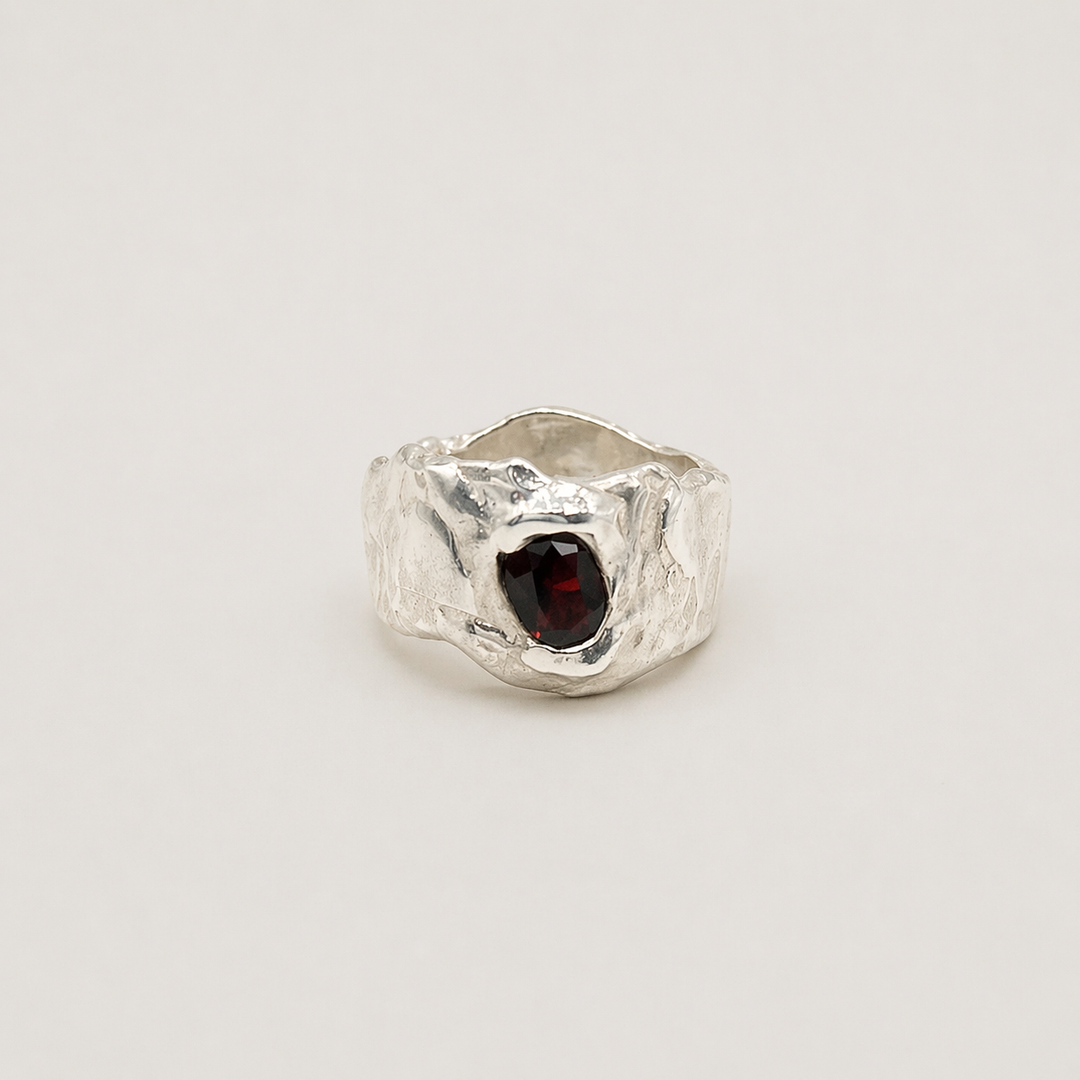 GJØVIK // Ring mit rotem Granatedelstein