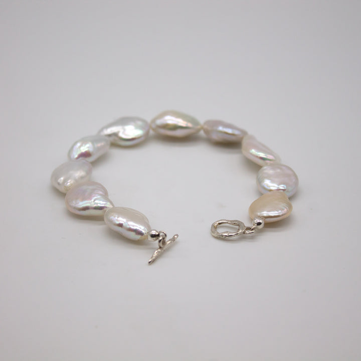 MIDSUND // Armband mit schimmernden Süßwasserperlen