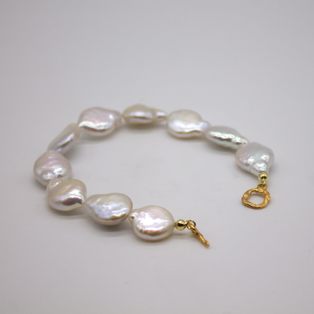 LISGARDEN // Bracelet with large baroque pearls &amp; clasp in fine silver
