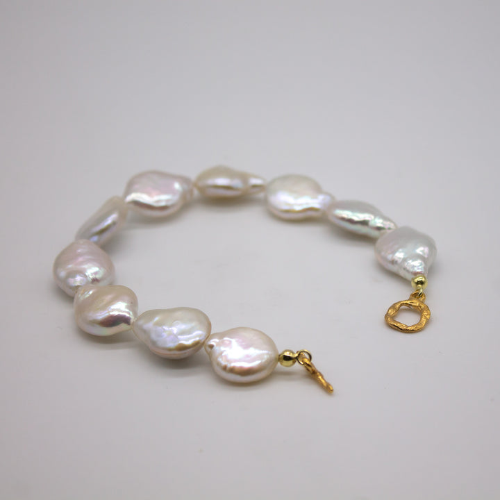 LISGARDEN // Bracelet with large baroque pearls &amp; clasp in fine silver