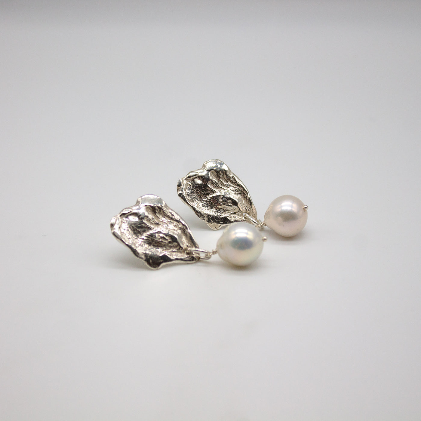 FALKEVIKA // Ear studs made of fine silver with baroque pearls