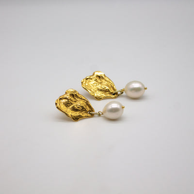 FALKEVIKA // Ear studs made of fine silver with baroque pearls