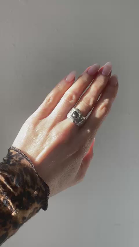 ANGVIKA // Fine silver ring with 3 small freshwater pearls