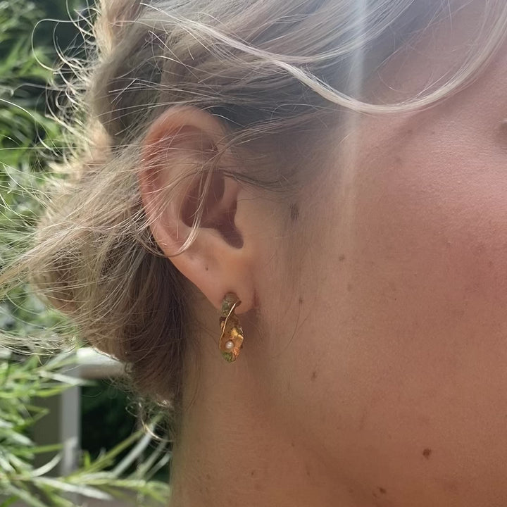 LYKKJA // Hoop earrings gold-plated with 2 delicate freshwater pearls