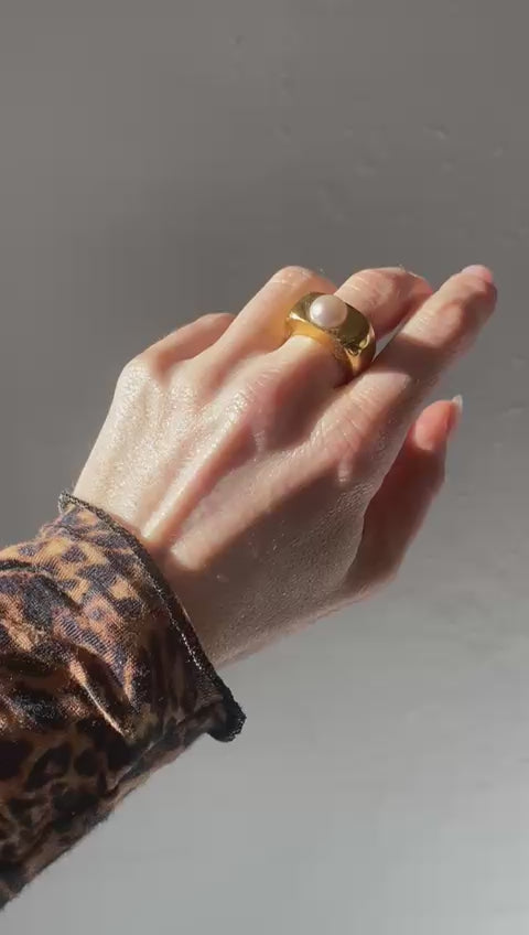 ANGVIKA // Fine silver ring with 3 small freshwater pearls
