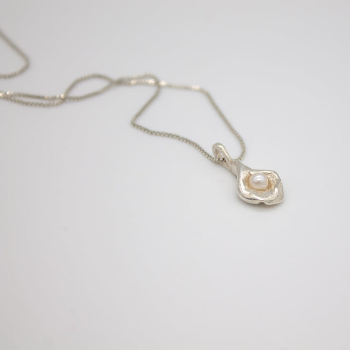 MYRA // Anhänger aus Sterlingsilber mit zarter Perle (ohne Kette) - CONTESSA BERLIN