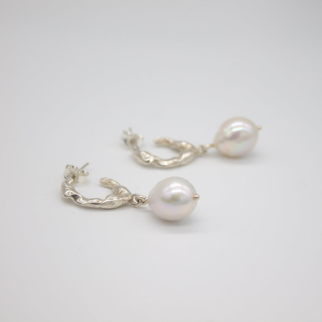 SORVIKA // Creolen aus Sterlingsilber mit Barockperle - CONTESSA BERLIN