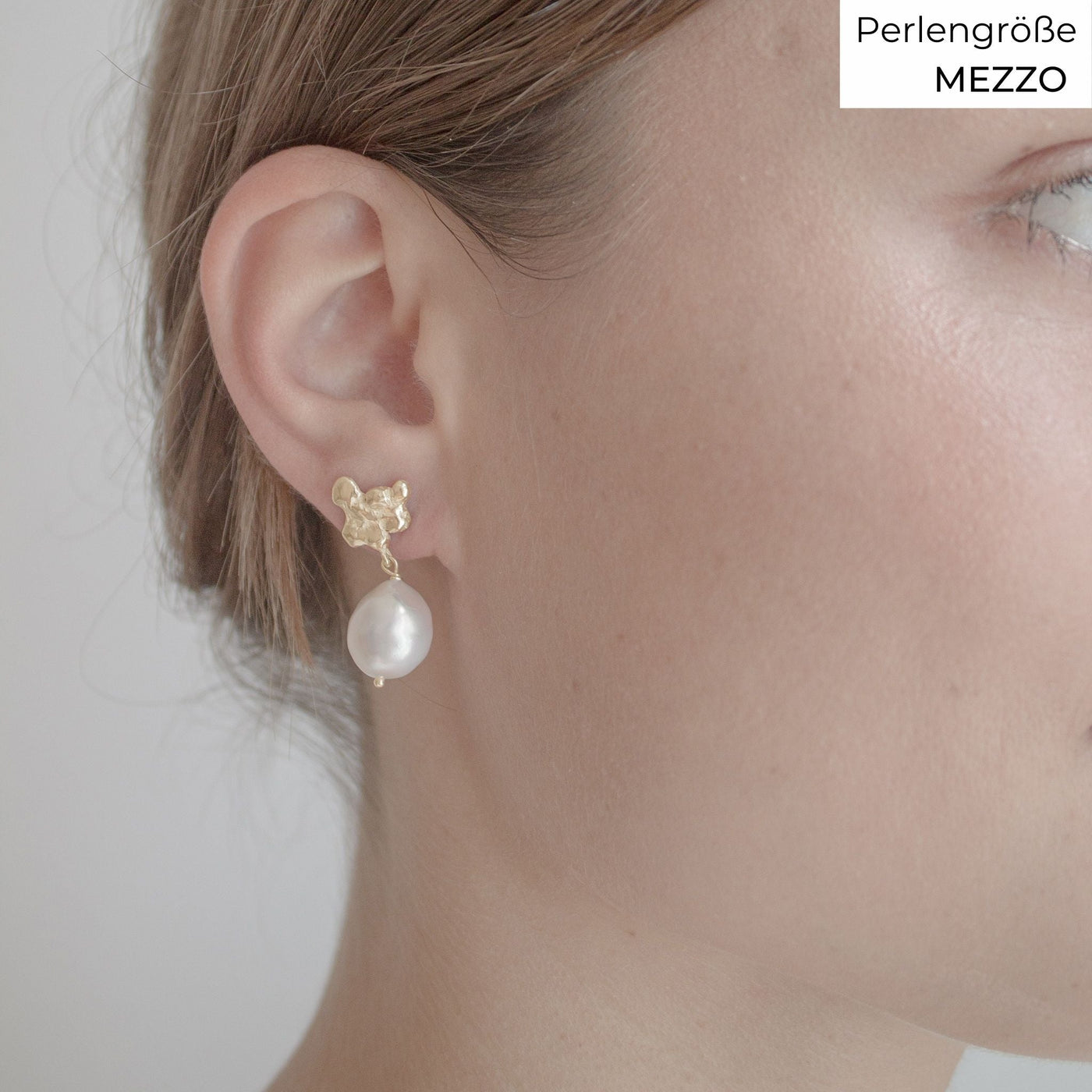 FJELLSTRAND // Gold-plated ear studs with baroque pearls