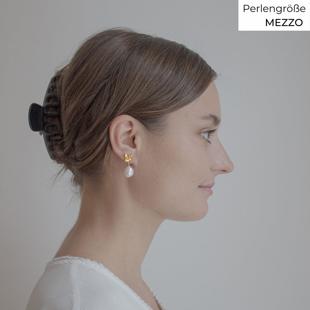 FJELLSTRAND // Gold-plated ear studs with baroque pearls