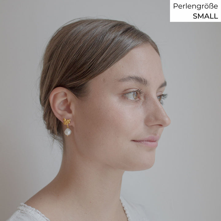 FJELLSTRAND // Gold-plated ear studs with baroque pearls