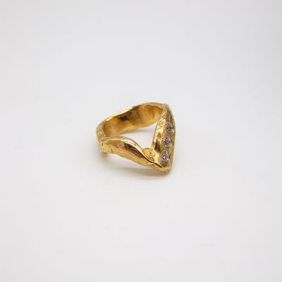 DRONNINGLUND // Gold-plated ring with 3 set zirconia stones