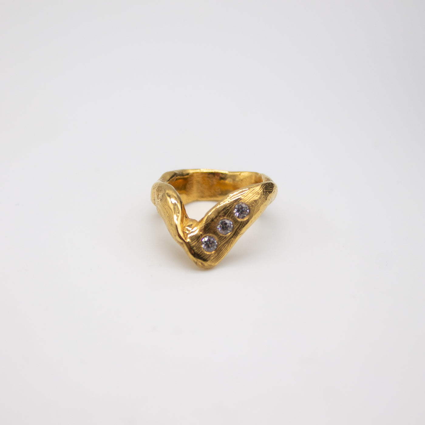 DRONNINGLUND // Gold-plated ring with 3 set zirconia stones