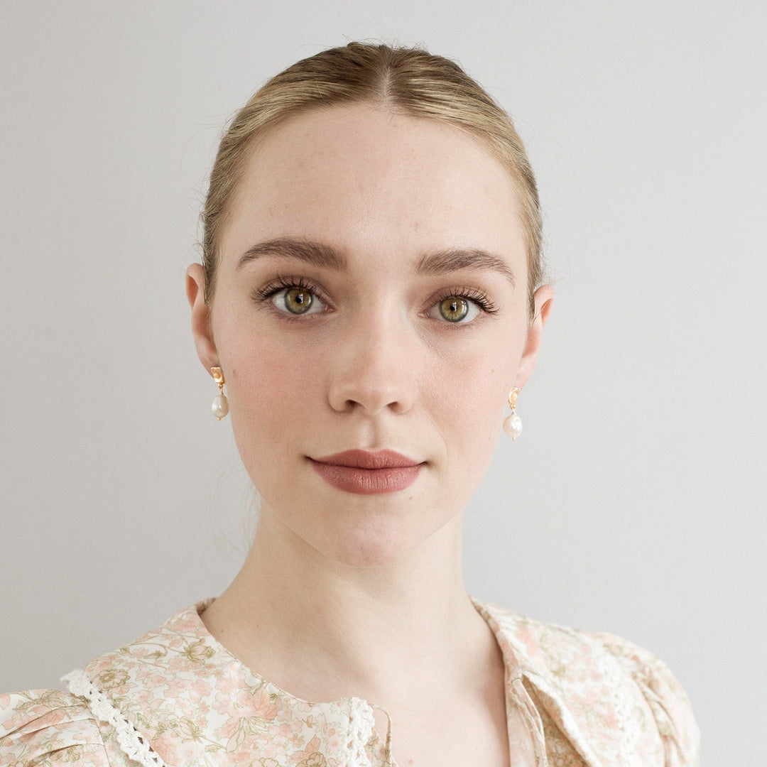 Bridal jewelry FALKEVIKA 585 GOLD (14k) // Ear studs with delicate baroque pearls