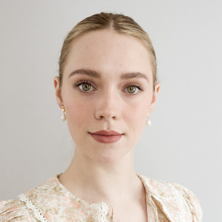 Bridal jewelry FALKEVIKA 585 GOLD (14k) // Ear studs with delicate baroque pearls