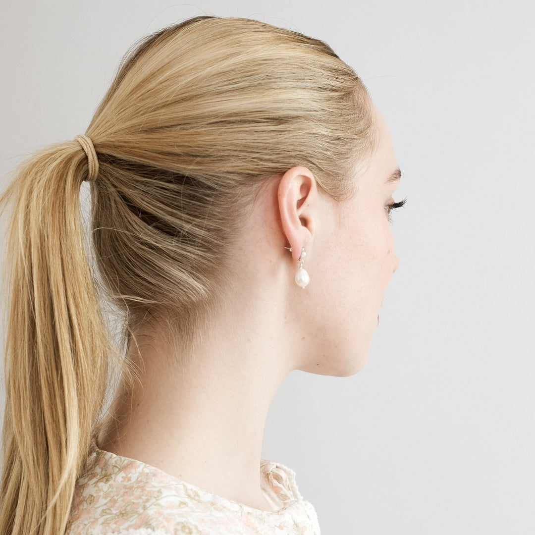 Bridal jewelry FALKEVIKA 585 GOLD (14k) // Ear studs with delicate baroque pearls