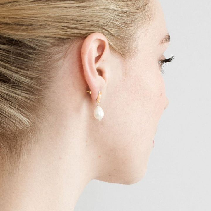 Bridal jewelry FALKEVIKA 585 GOLD (14k) // Ear studs with delicate baroque pearls
