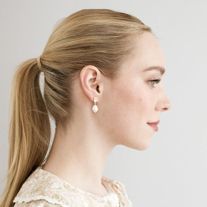 Bridal jewelry FALKEVIKA 585 GOLD (14k) // Ear studs with delicate baroque pearls