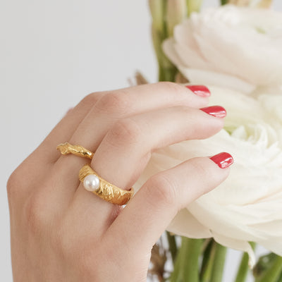 VESTERVIK // Gold-plated ring with a small freshwater pearl