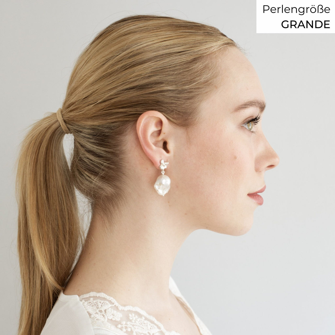 FJELLSTRAND // Ear studs with baroque pearls 