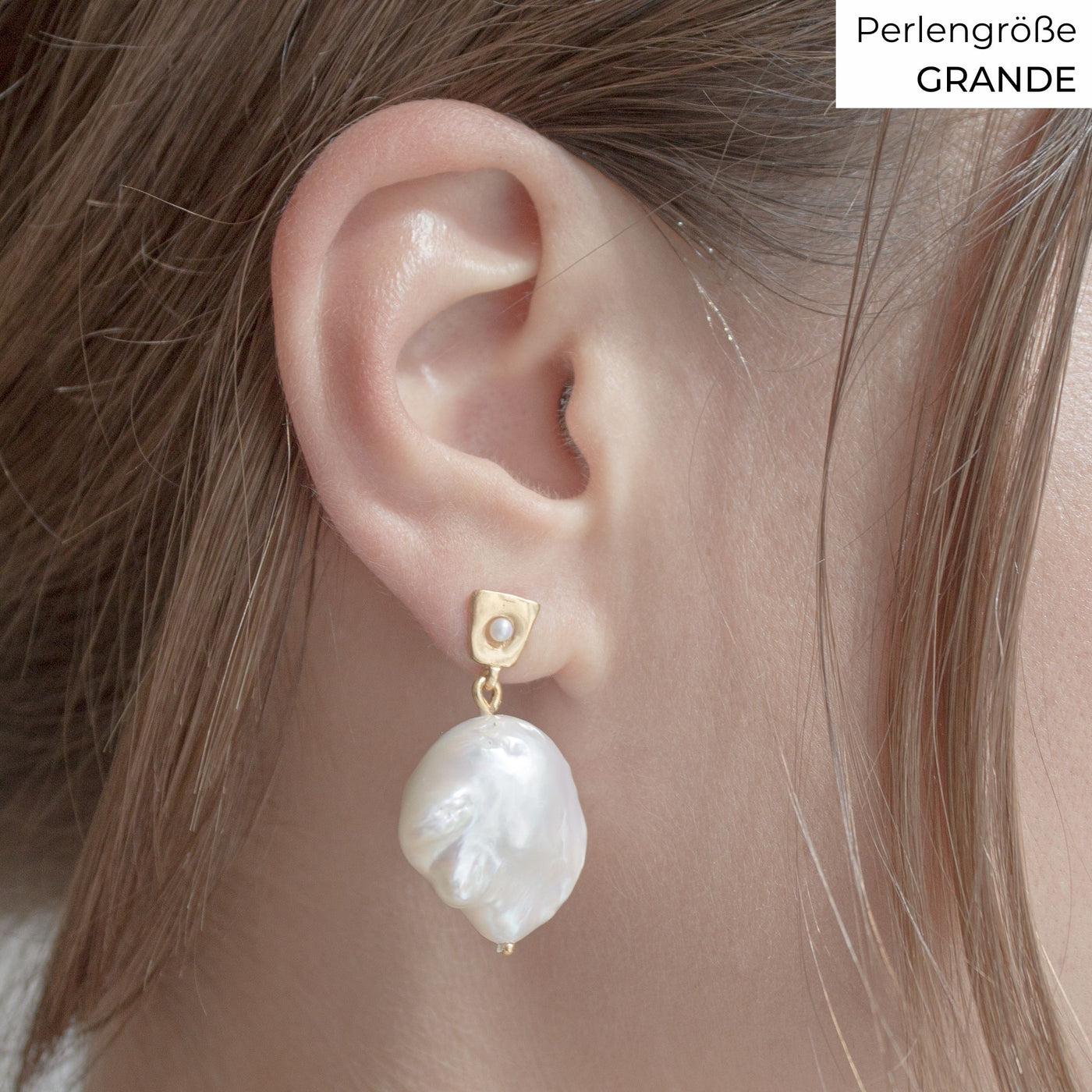 FALKEVIKA // Gold-plated ear studs with baroque pearls