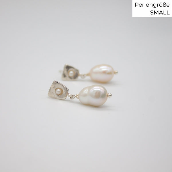 FALKEVIKA // Ear studs made of fine silver with baroque pearls